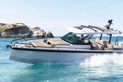 Axopar 37 Brabus à la location Jacob Yachting en Méditerranée, Côte d'Azur, Saint-Tropez Axopar 37 Brabus à la location Jacob Yachting en Méditerranée, Côte d'Azur, Saint-Tropez